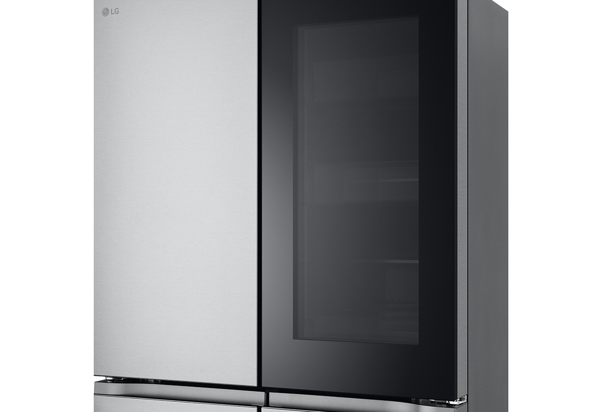 Δείχνει κοντινή λήψη από την πόρτα και το φινίρισμά του